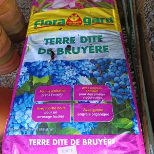 Terreau prêt à l’emploi enrichi en terre de bruyère – plantes acidophiles